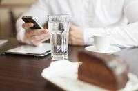 カフェでスマホ.jpg